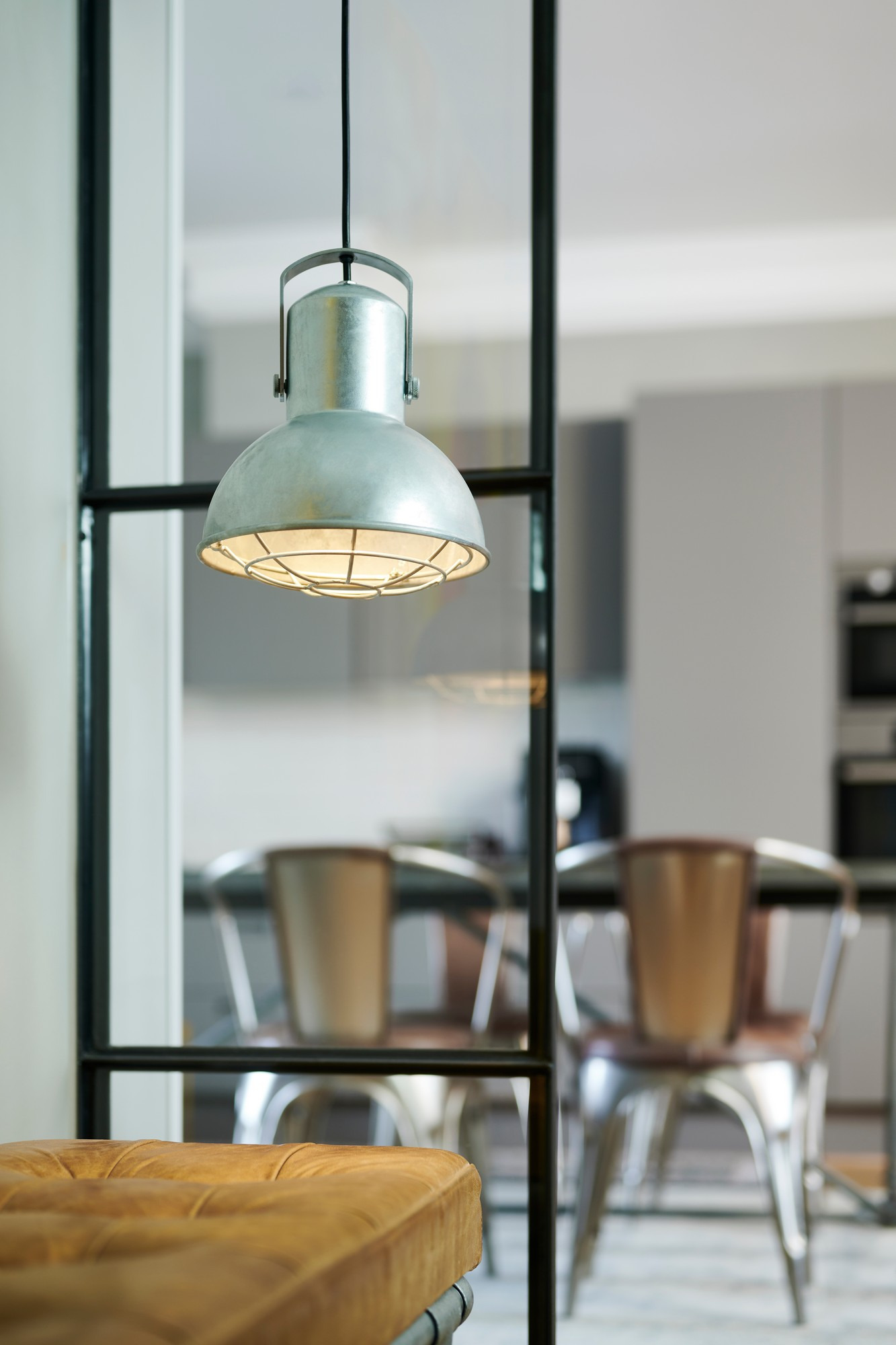 Suspension Porter base en acier galvanisé avec grille deco à l'ouverture abat-jour au design industriel par Nordlux Suspension Porter base en acier galvanisé avec grille deco à l'ouverture abat-jour au design industriel par Nordlux
