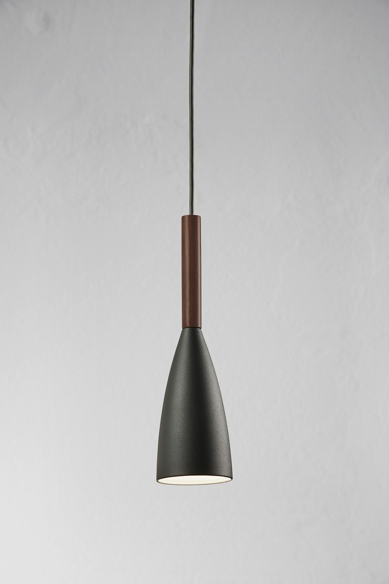 Suspension Pure base en métal avec bouton marche - arrêt sur l'abat-jour au design contemporain par Design for The People