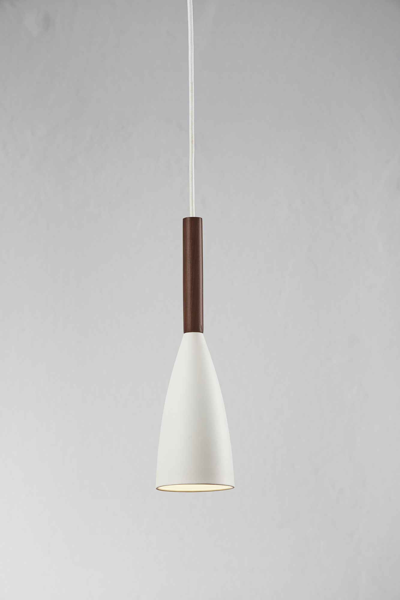 Suspension Pure base en métal avec bouton marche - arrêt sur l'abat-jour au design contemporain par Design for The People