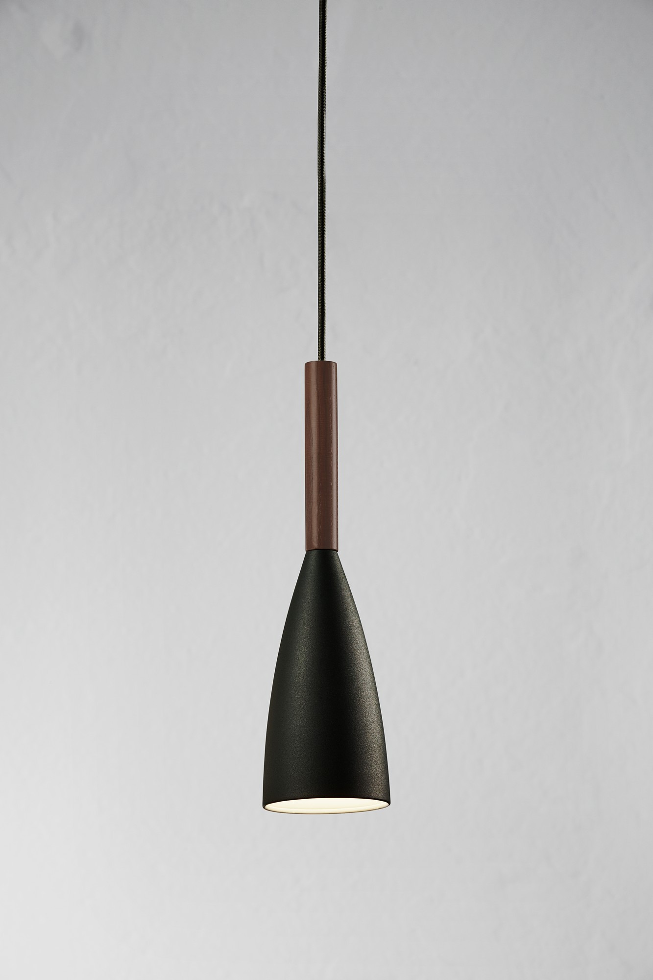 Suspension Pure base en métal avec bouton marche - arrêt sur l'abat-jour au design contemporain par Design for The People