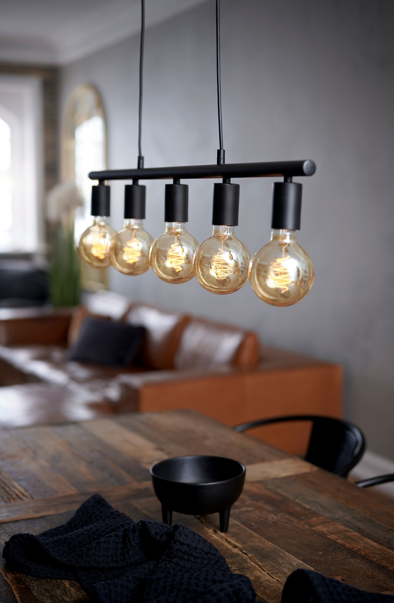 Suspension Paco cadre métal en bande noir avec 5 ampoule décorative au design industriel par Nordlux