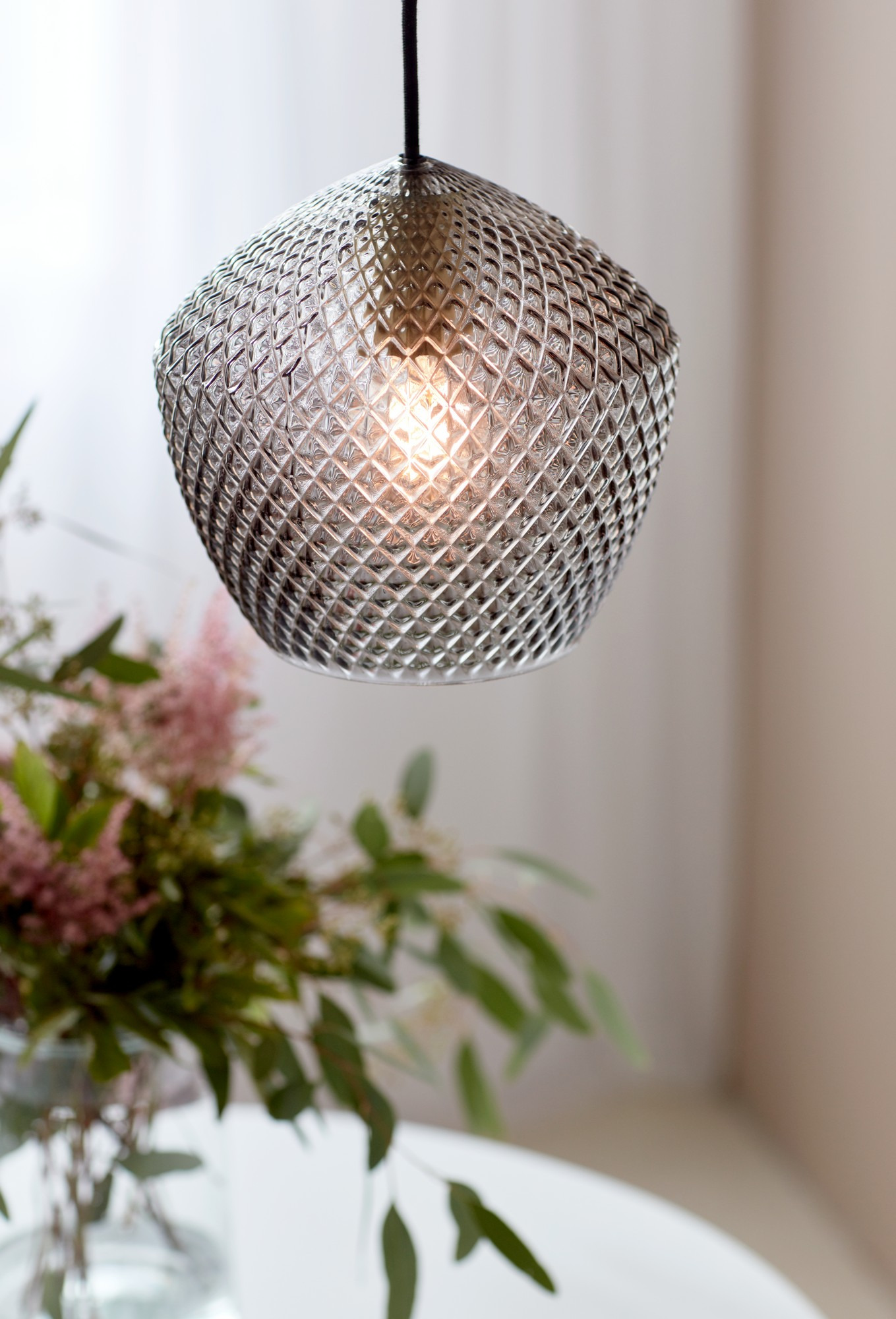 Suspension Orbiform cadre en métal et abat-jour à motif diamant en verre fumé au design contemporain par Nordlux Suspension Orbiform cadre en métal et abat-jour à motif diamant en verre fumé au design contemporain par Nordlux