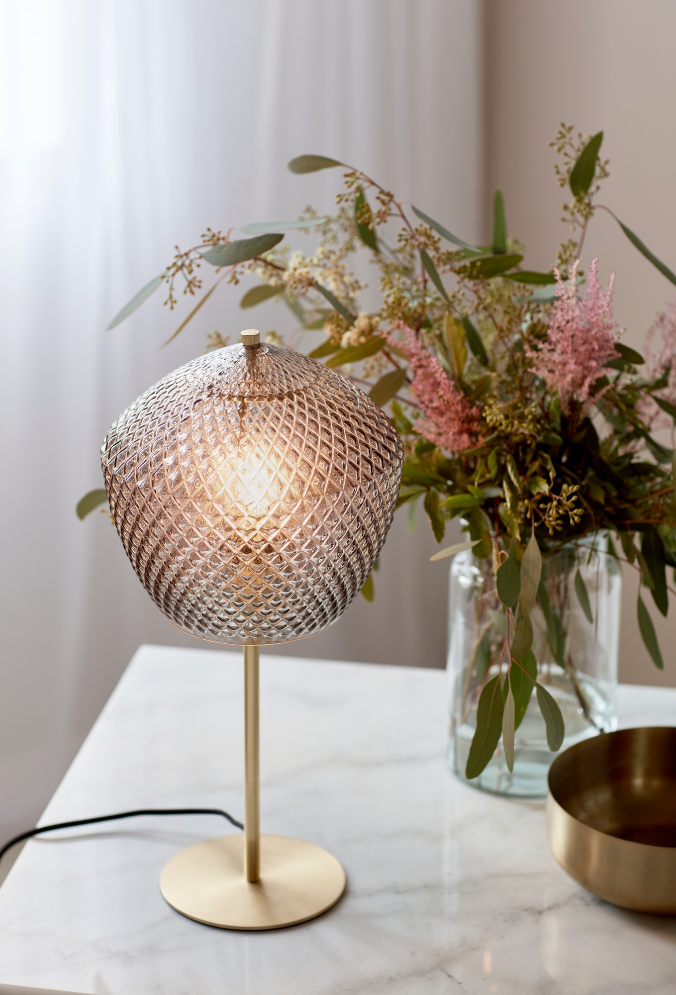 Lampe à poser Orbiform base en laiton et abat-jour à motif diamant en verre fumé au design contemporain par Nordlux Lampe à poser Orbiform base en laiton et abat-jour à motif diamant en verre fumé au design contemporain par Nordlux