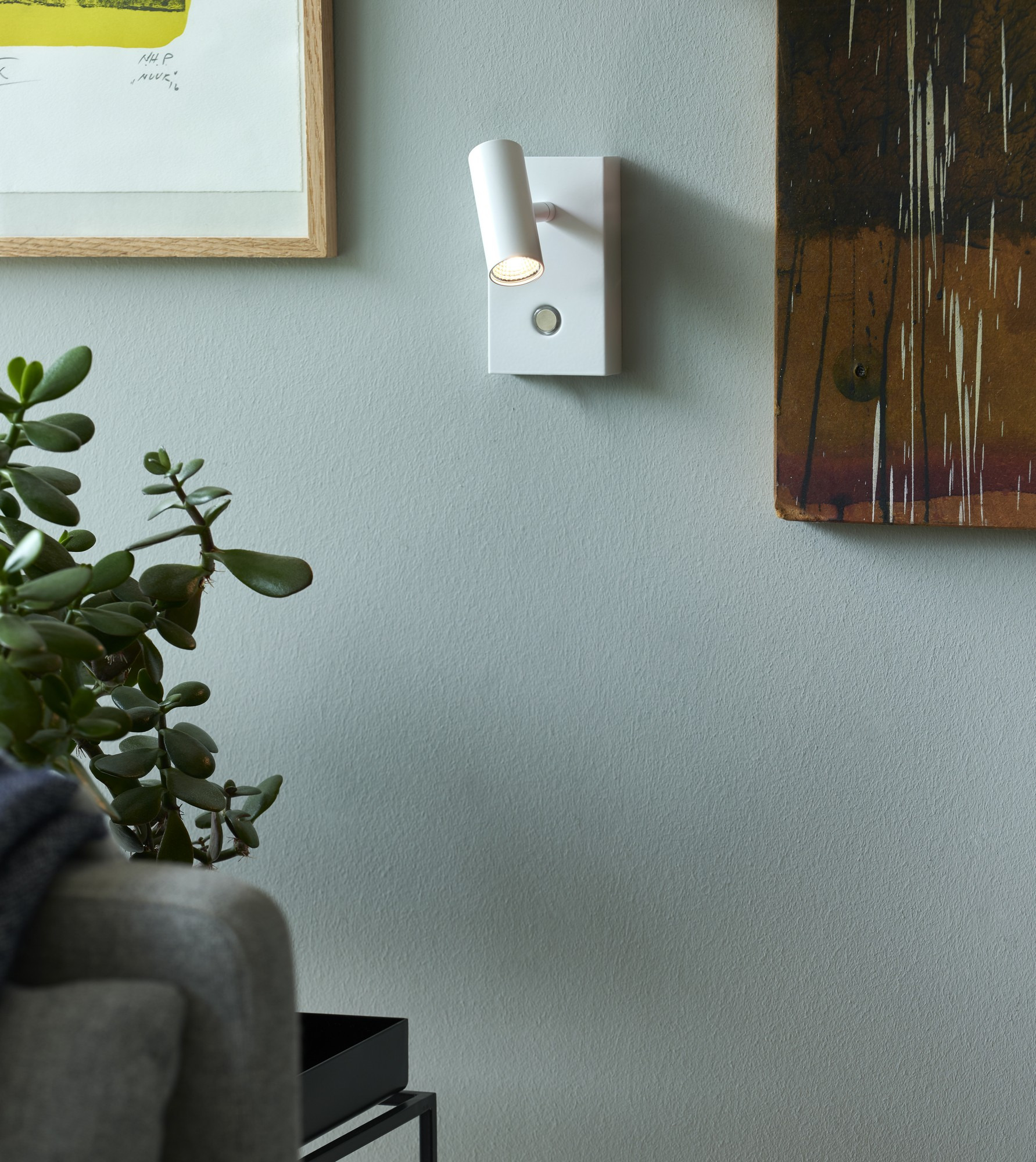 Applique murale Omari cadre en métal avec abat-jour orientable au design contemporain par Nordlux Applique murale Omari cadre en métal avec abat-jour orientable au design contemporain par Nordlux