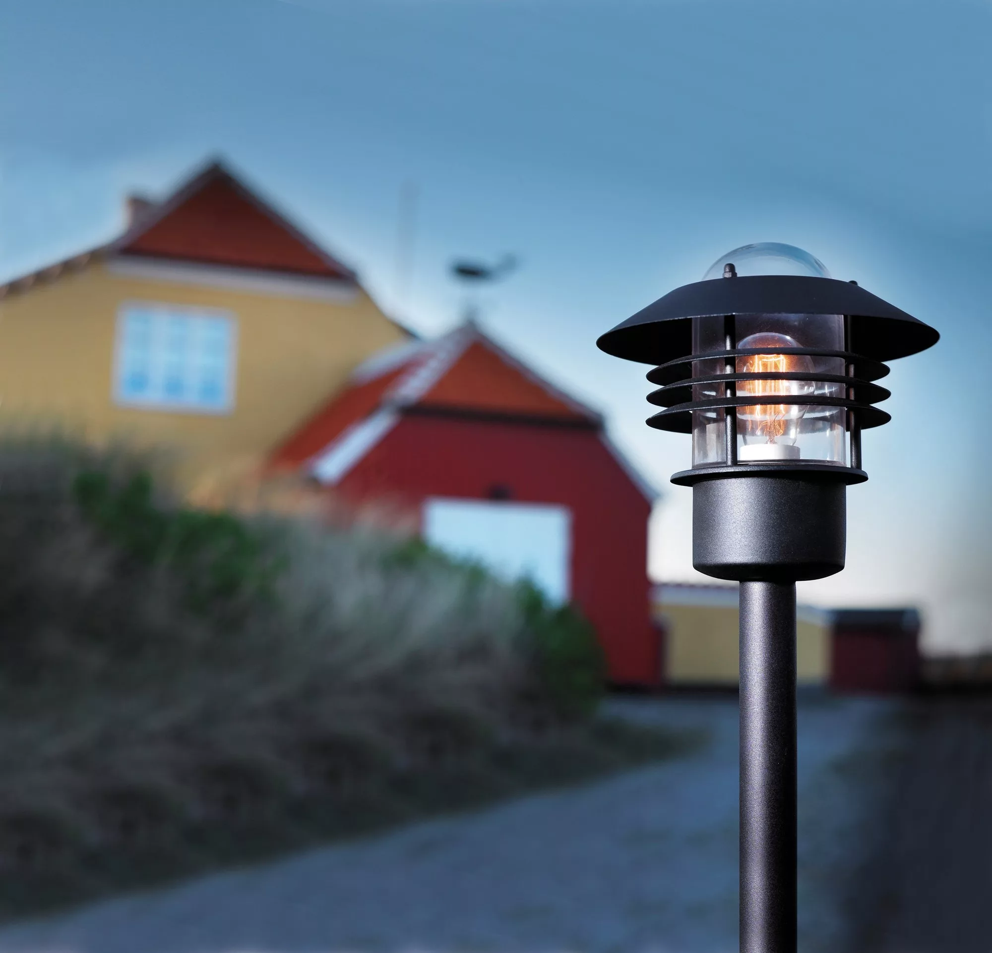 Lampadaire d'extérieur Vejers au design contemporain par Nordlux