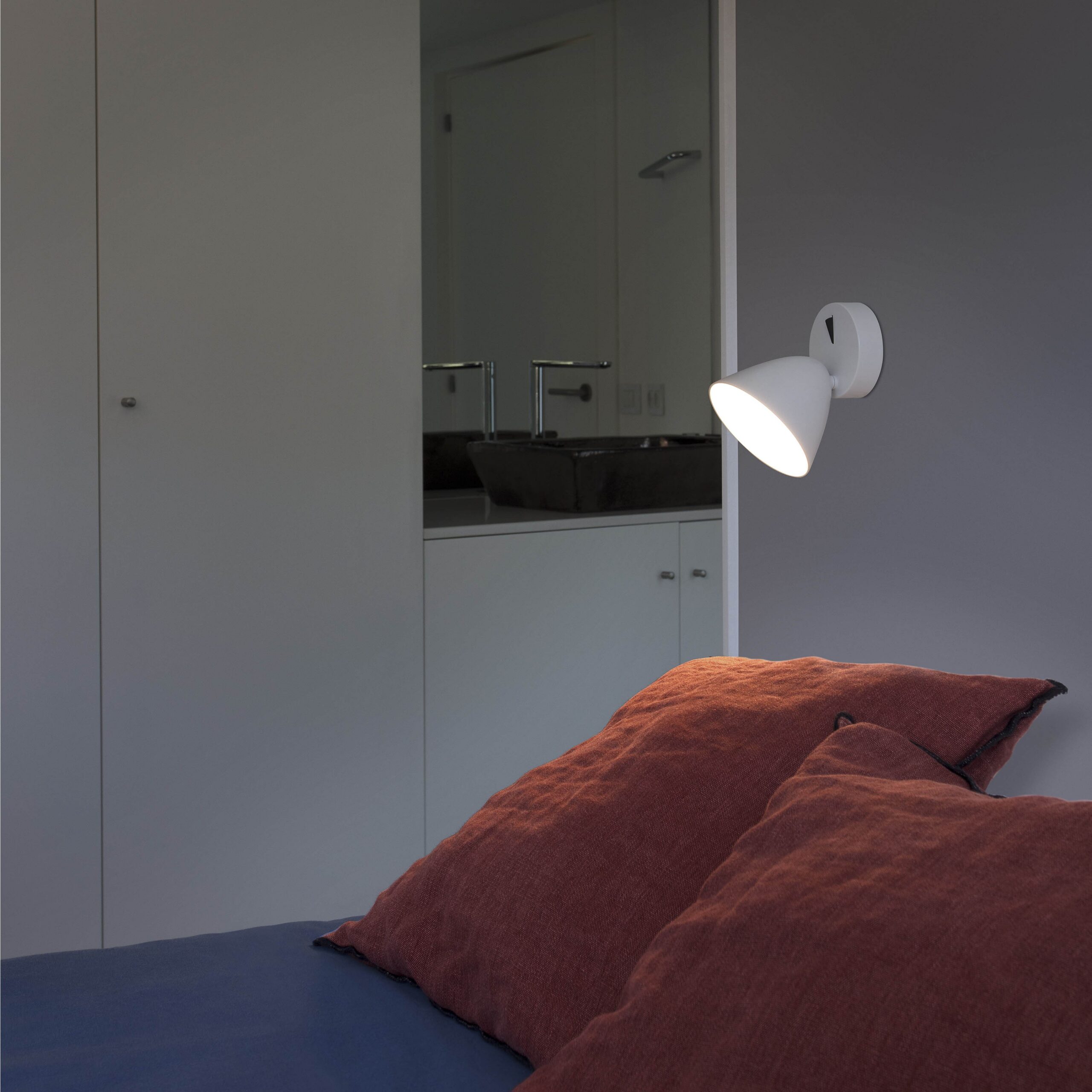 Applique orientable Aim blanc LED 10W spot cinéma au design contemporain par Estudi Ribaudi