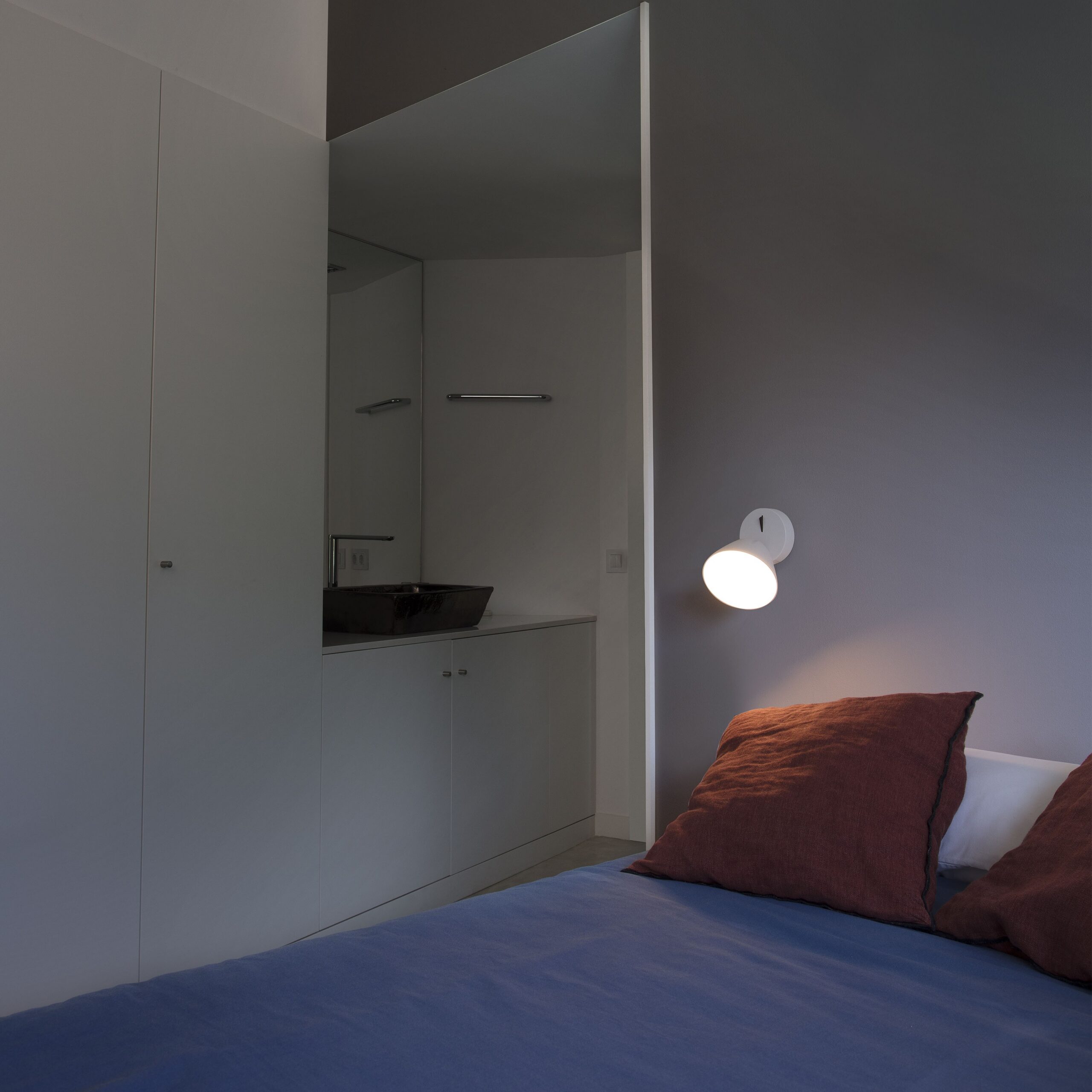 Applique orientable Aim blanc LED 10W spot cinéma au design contemporain par Estudi Ribaudi