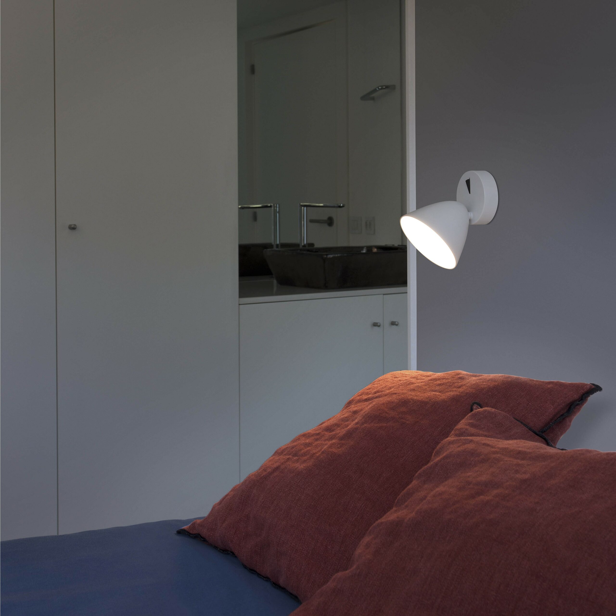 Applique orientable Aim noir LED 10W spot cinéma au design contemporain par Estudi Ribaudi