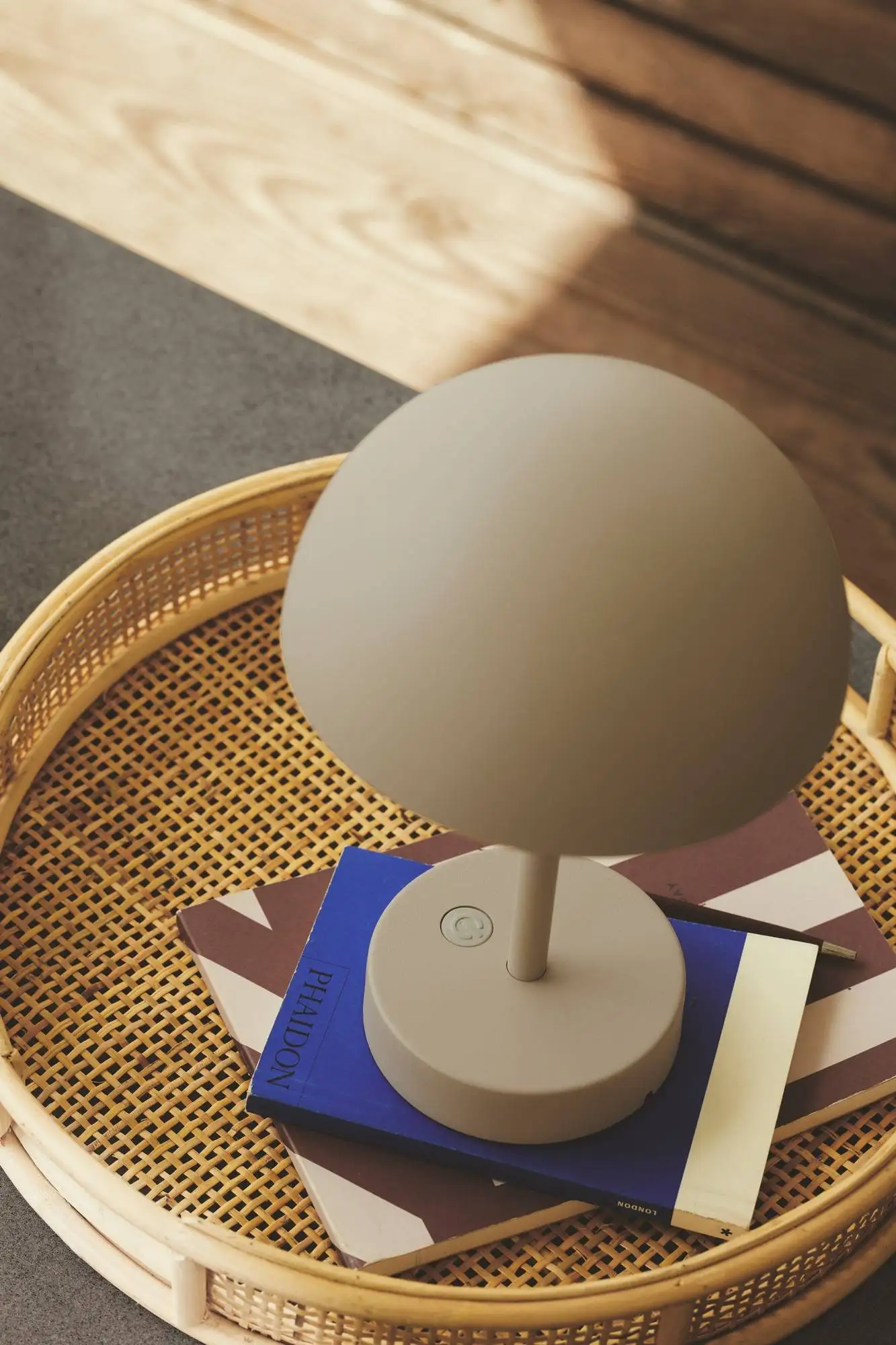 Lampe à poser d'extérieur Ellen To Go au design contemporain par Nordlux Lampe à poser d'extérieur Ellen To Go au design contemporain par Nordlux