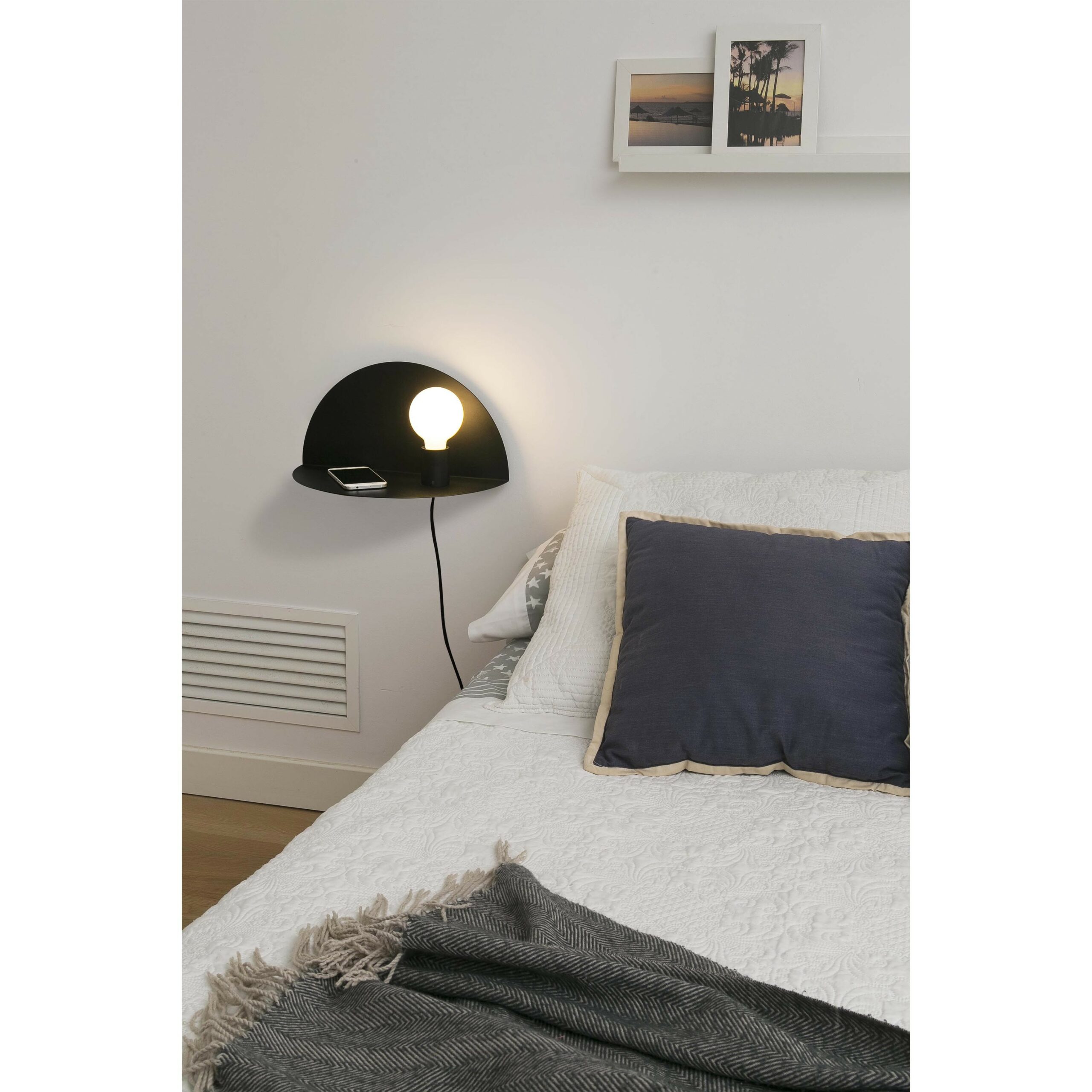Applique / étagère design Room noir au design moderne et minimaliste par Goula Figuera
