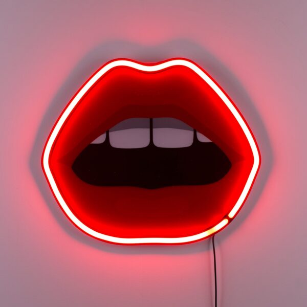 Applique Néon Mouth en forme de bouche pour un design tendance par Studio Job X Seletti