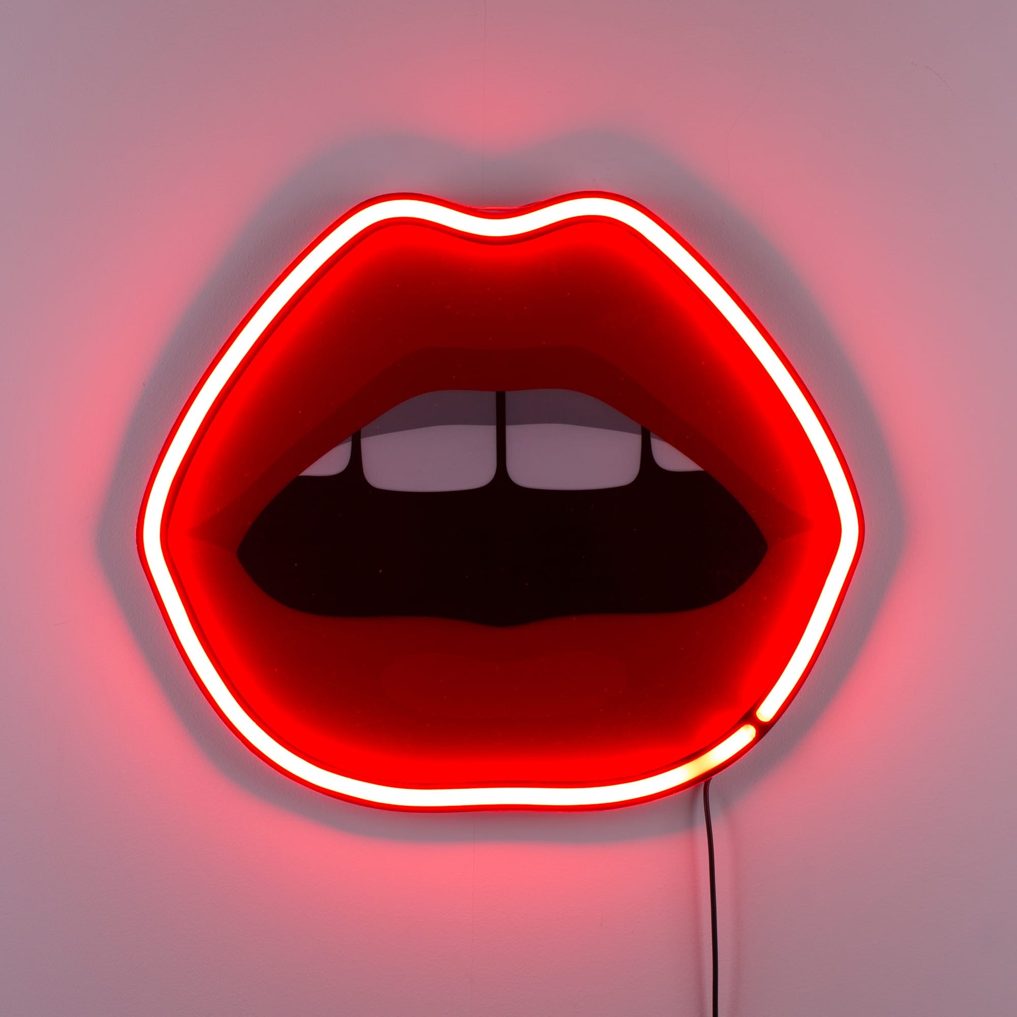 Applique Néon Mouth en forme de bouche pour un design tendance par Studio Job X Seletti