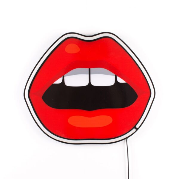 Applique Néon Mouth en forme de bouche pour un design tendance par Studio Job X Seletti