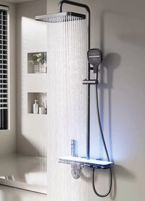 Colonne de douche Yuli avec tablette Full LED et 6 modes de sortie d'eau par Pavao Studio Colonne de douche Yuli avec tablette Full LED et 6 modes de sortie d'eau par Pavao Studio