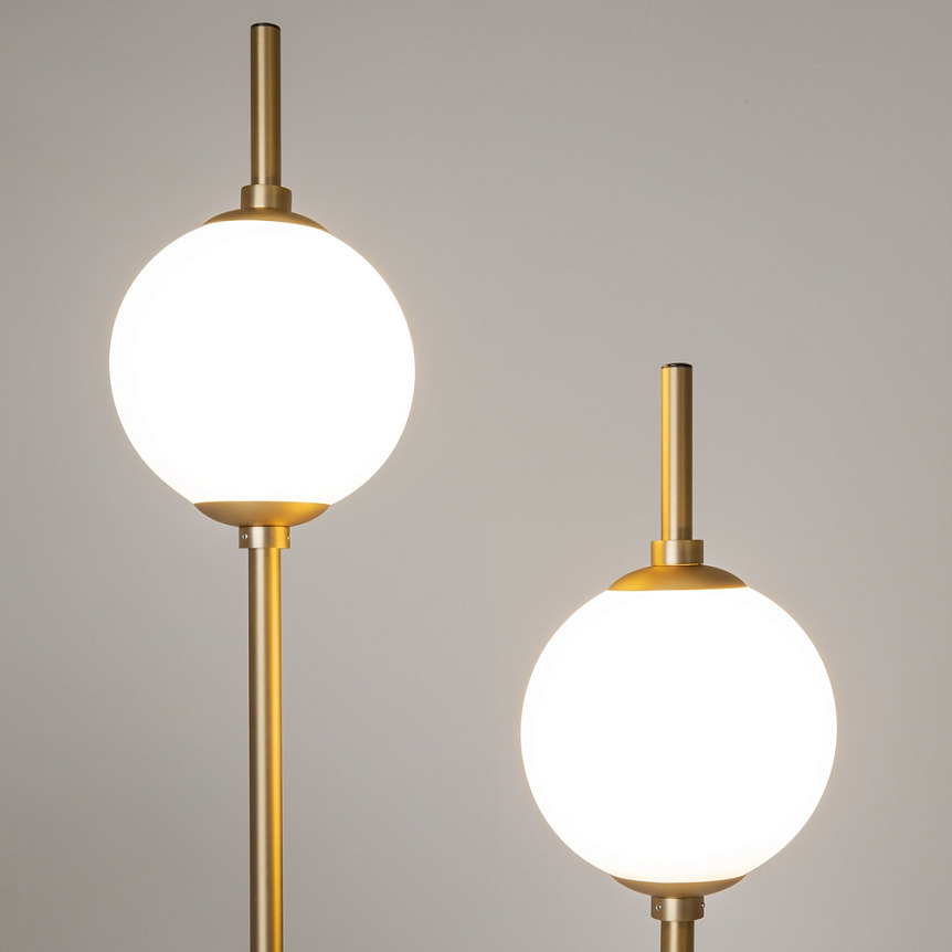 Lampadaire The Sixth Sense en métal au design contemporain par Maytoni Lampadaire The Sixth Sense en métal au design contemporain par Maytoni