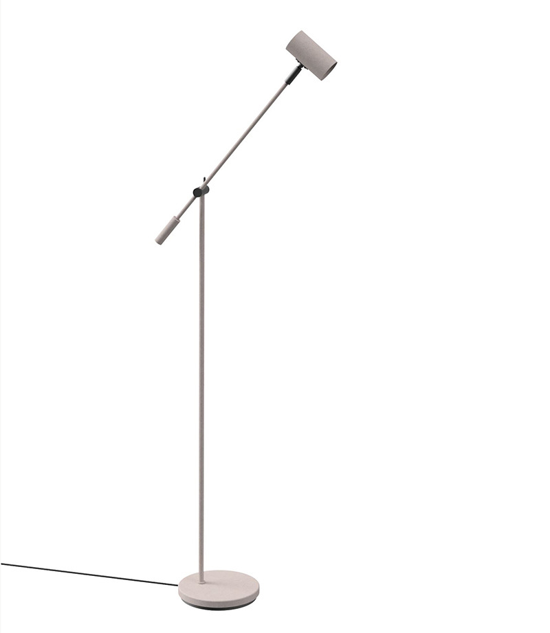 Lampadaire Tyson avec base en métal et interrupteur à bascule au design contemporain par Belid Lampadaire Tyson avec base en métal et interrupteur à bascule au design contemporain par Belid