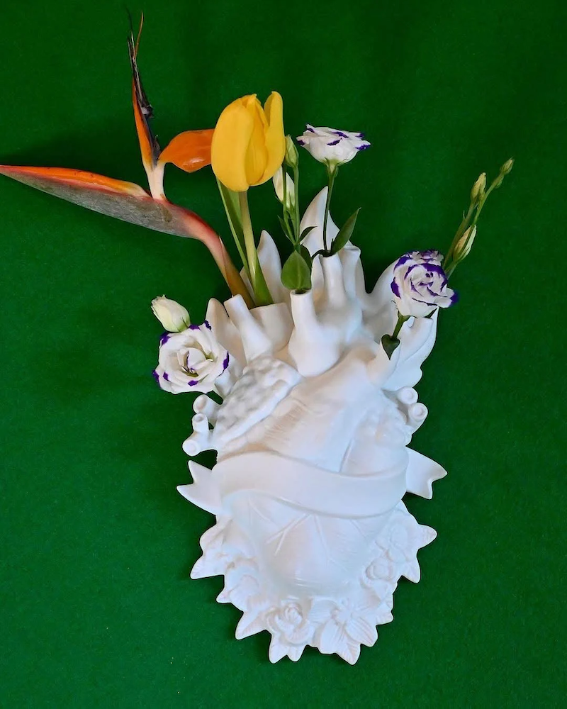 Vase design Holy Love in Bloom en porcelaine en forme de coeur par Marcantonio X Seletti Vase design Holy Love in Bloom en porcelaine en forme de coeur par Marcantonio X Seletti