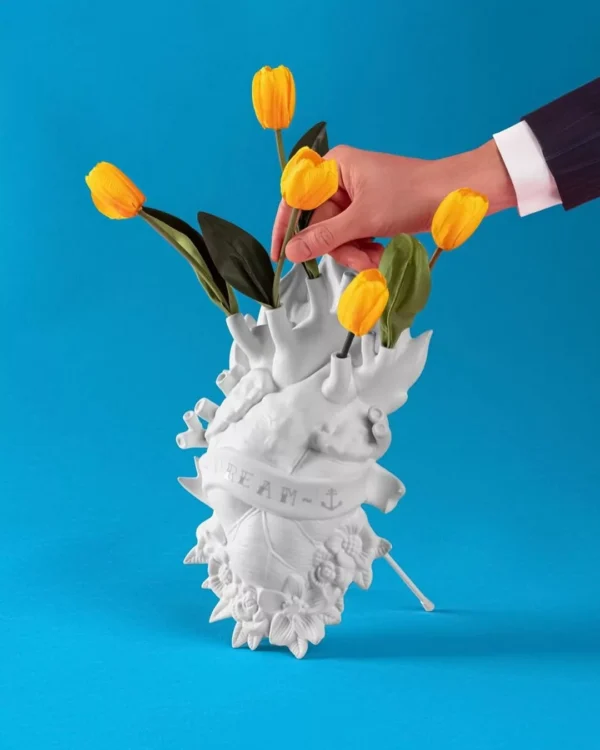 Vase design Holy Love in Bloom en porcelaine en forme de coeur par Marcantonio X Seletti