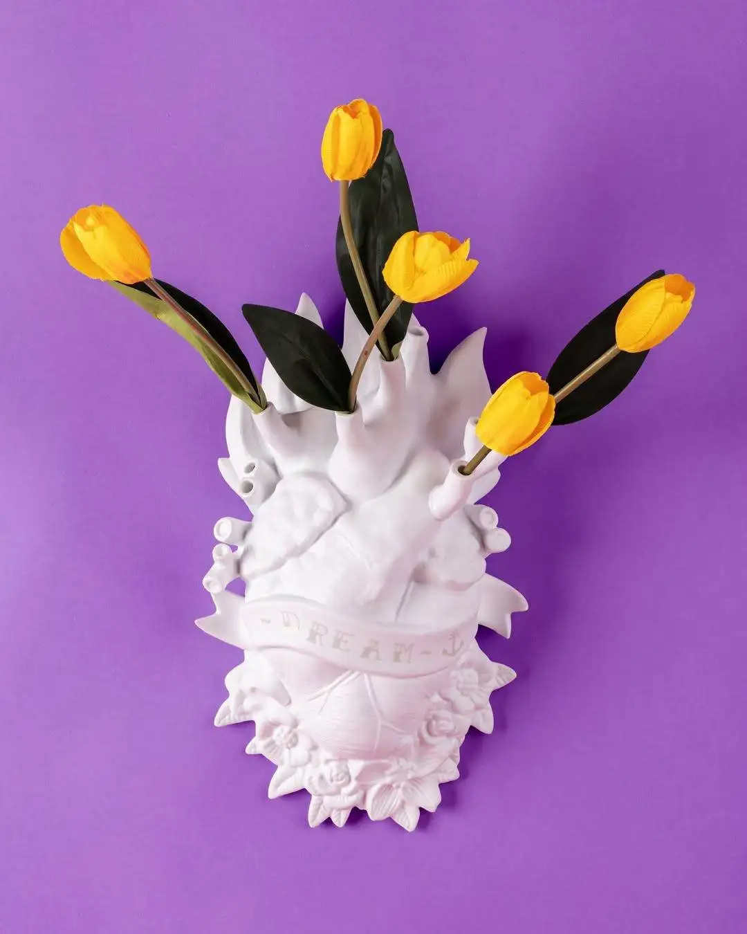 Vase design Holy Love in Bloom en porcelaine en forme de coeur par Marcantonio X Seletti Vase design Holy Love in Bloom en porcelaine en forme de coeur par Marcantonio X Seletti