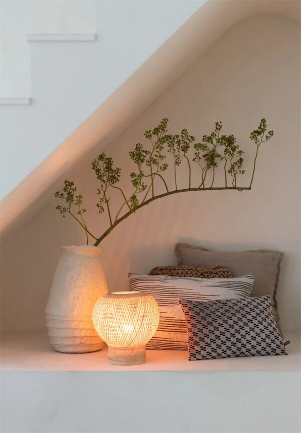 Lampe à poser Barbados en bambou tissé au design naturel par Good & Mojo