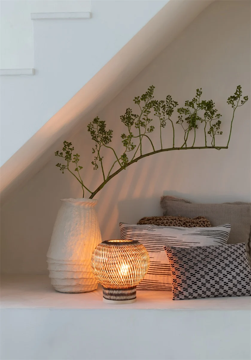 Lampe à poser Barbados en bambou tissé au design naturel par Good & Mojo Lampe à poser Barbados en bambou tissé au design naturel par Good & Mojo