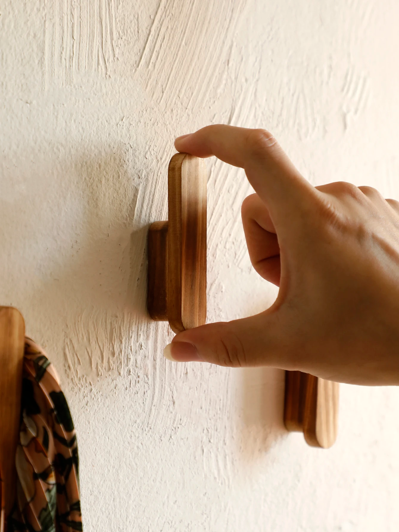 Patère murale Newby 1 au design naturel en bois naturel