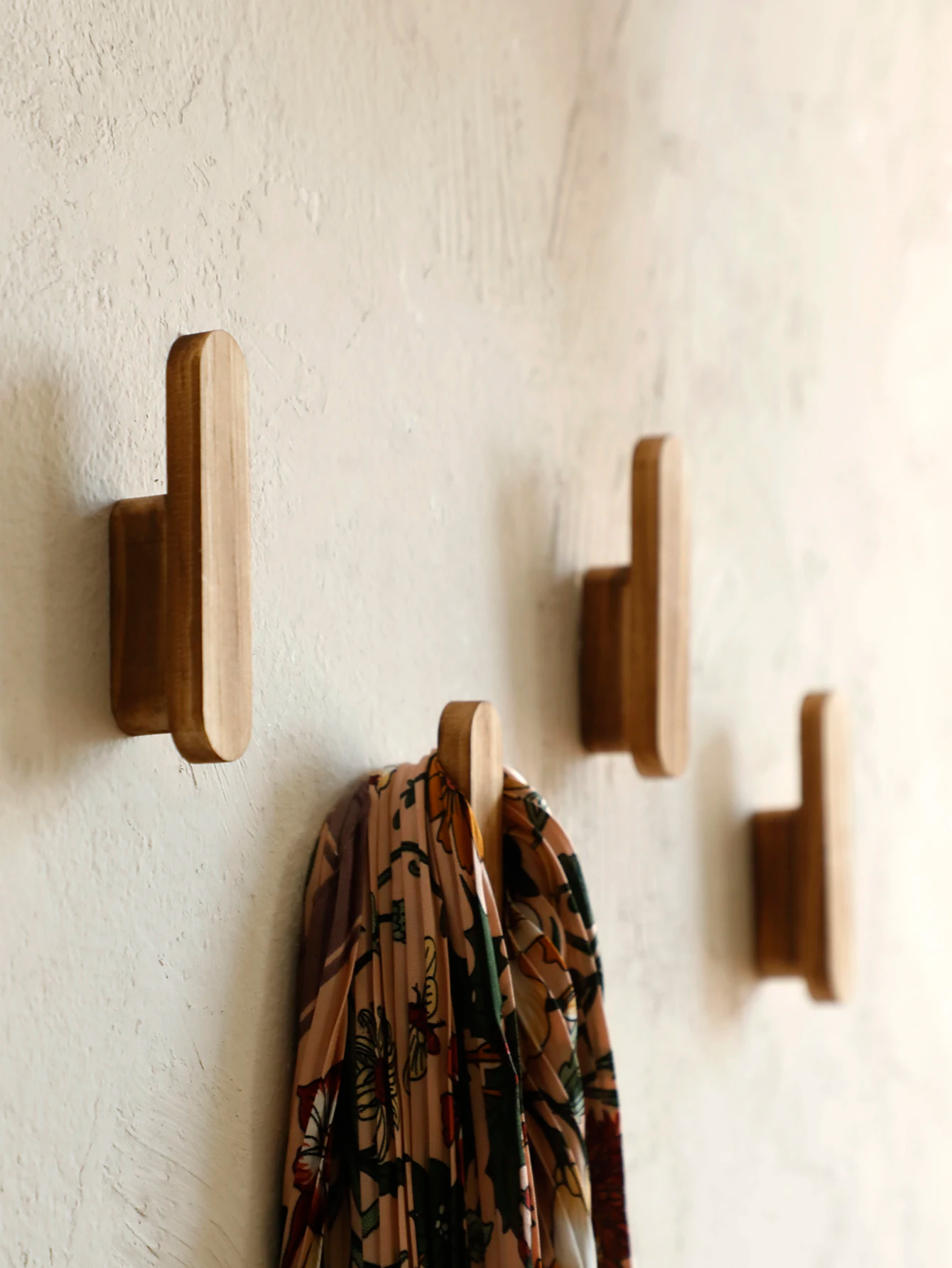 Patère murale Newby 1 au design naturel en bois naturel Patère murale Newby 1 au design naturel en bois naturel