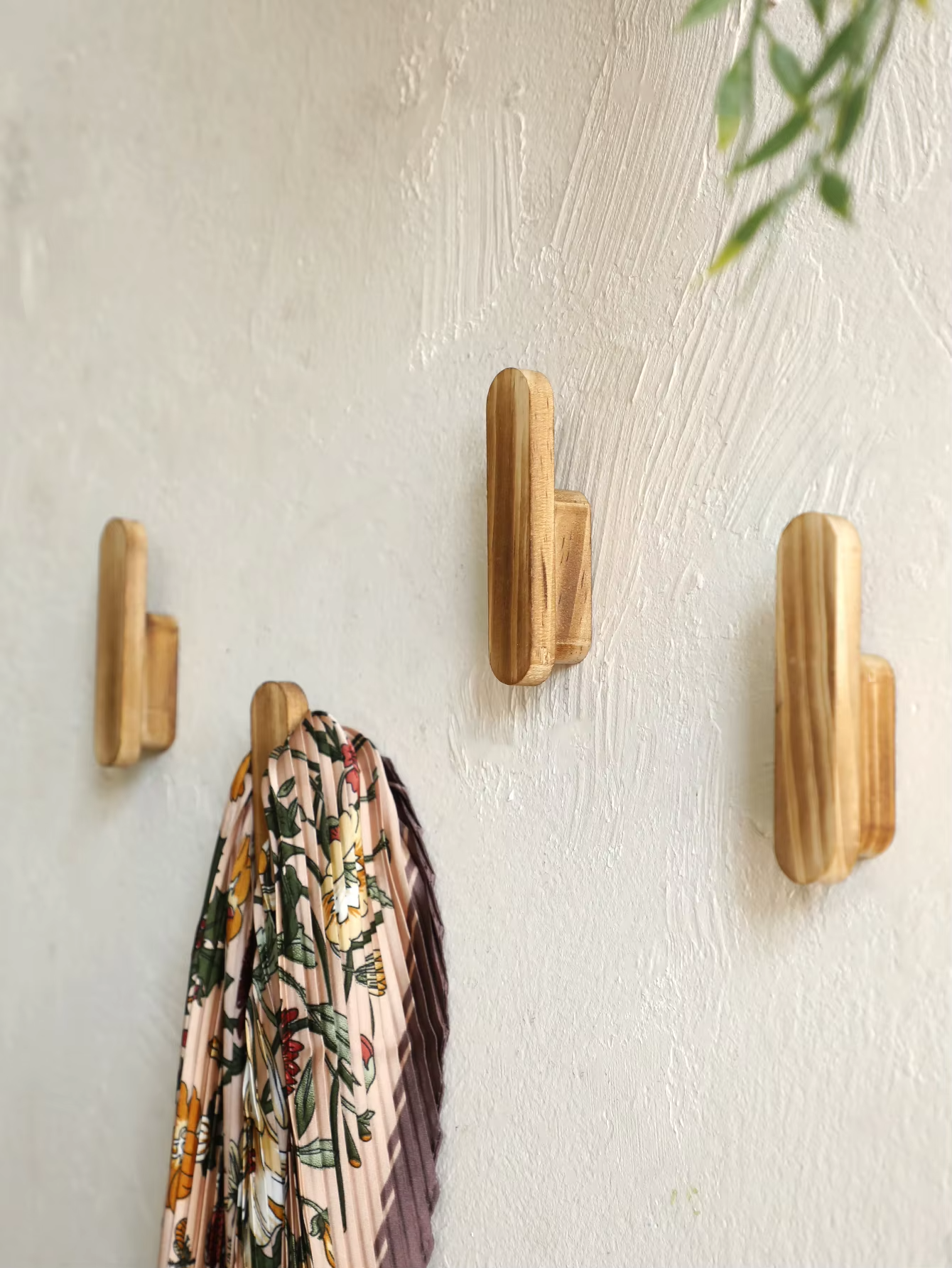 Patère murale Newby 1 au design naturel en bois naturel Patère murale Newby 1 au design naturel en bois naturel