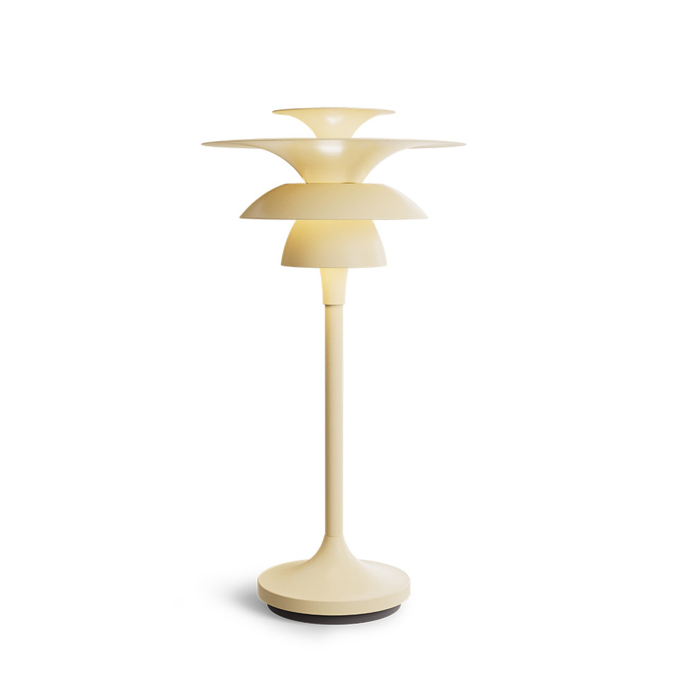 Lampe à poser Picasso avec base en métal au design contemporain par Belid Lampe à poser Picasso avec base en métal au design contemporain par Belid