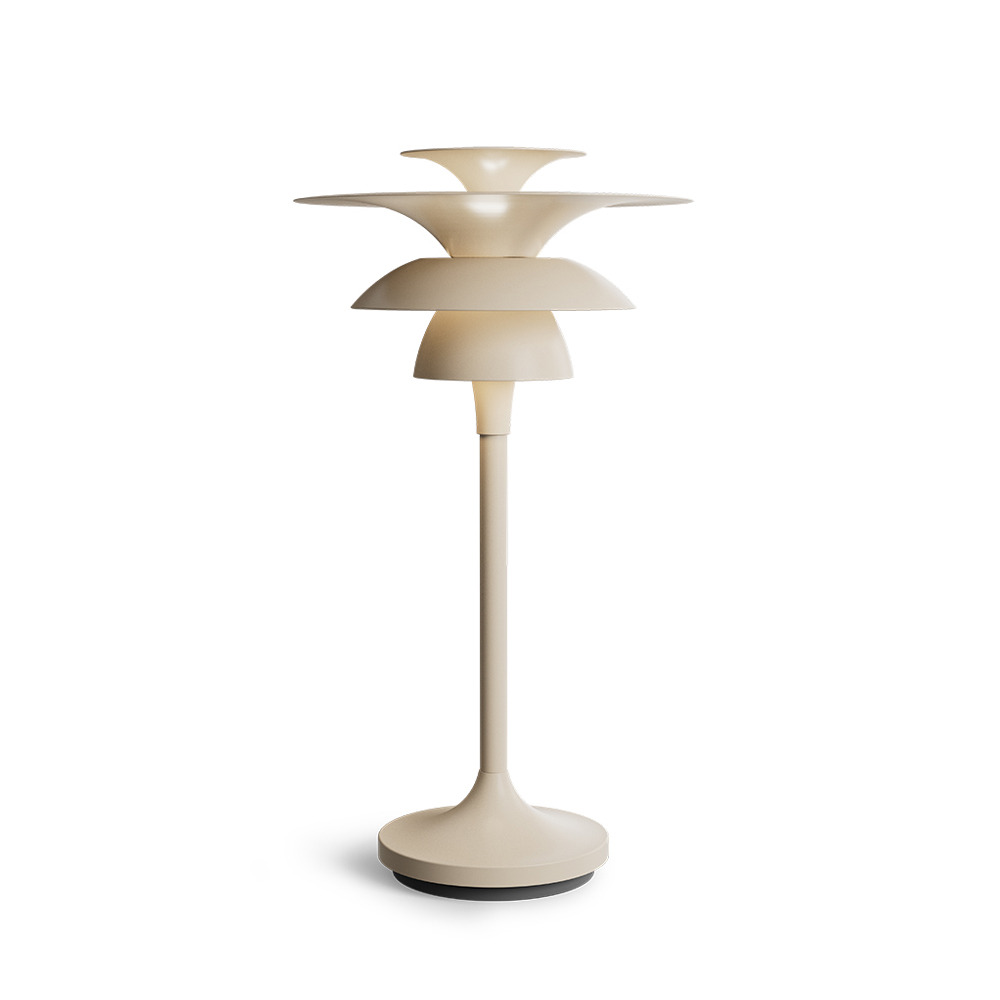 Lampe à poser Picasso avec base en métal au design contemporain par Belid Lampe à poser Picasso avec base en métal au design contemporain par Belid