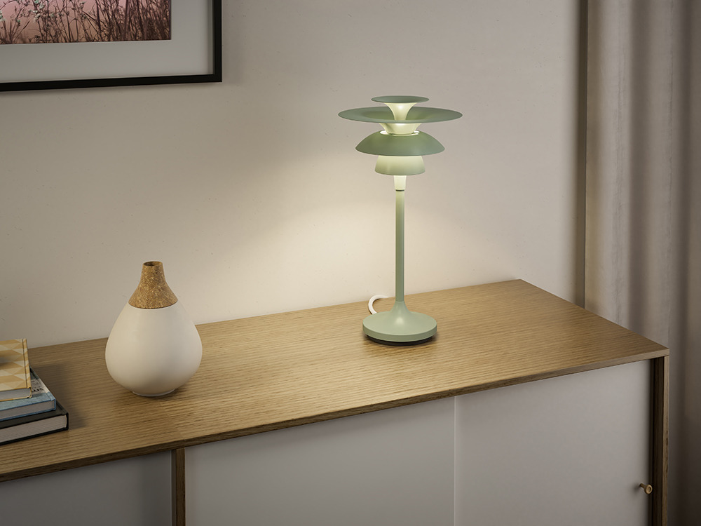 Lampe à poser Picasso avec base en métal au design contemporain par Belid Lampe à poser Picasso avec base en métal au design contemporain par Belid