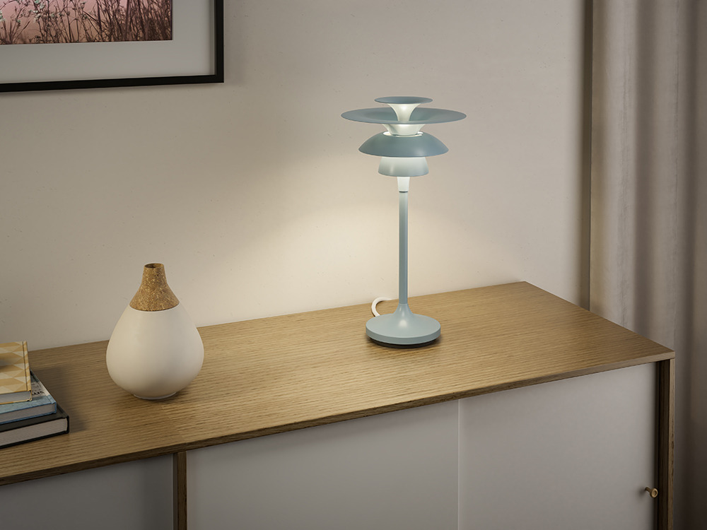 Lampe à poser Picasso avec base en métal au design contemporain par Belid Lampe à poser Picasso avec base en métal au design contemporain par Belid