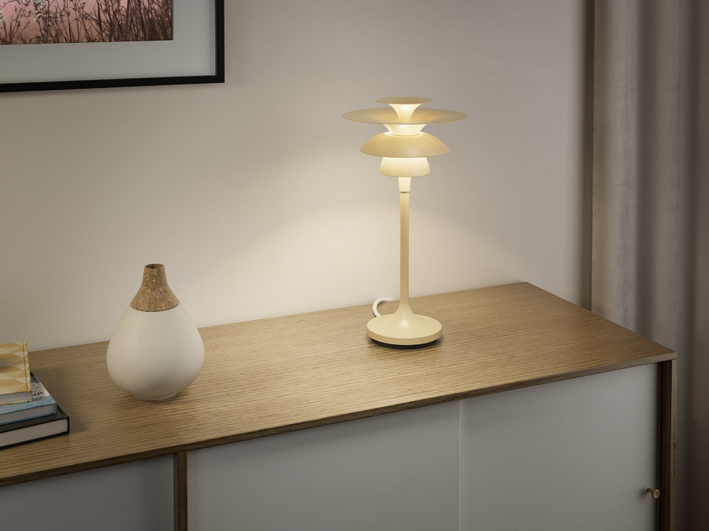 Lampe à poser Picasso avec base en métal au design contemporain par Belid Lampe à poser Picasso avec base en métal au design contemporain par Belid