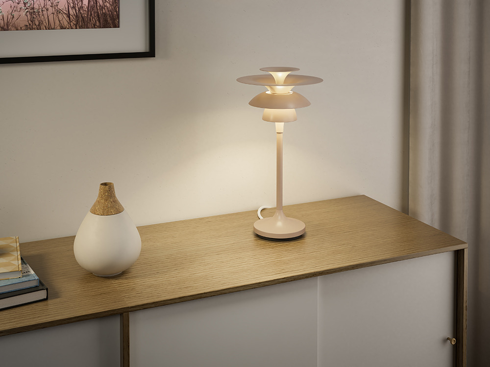 Lampe à poser Picasso avec base en métal au design contemporain par Belid Lampe à poser Picasso avec base en métal au design contemporain par Belid