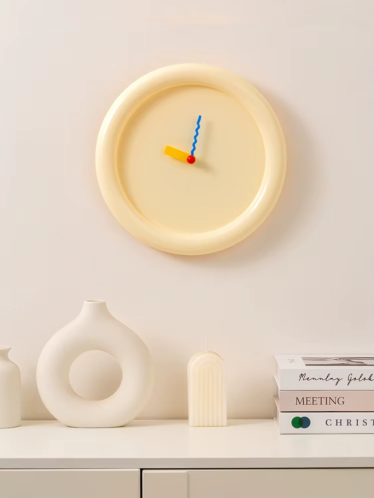 Horloge murale design Bauhaus au design minimaliste