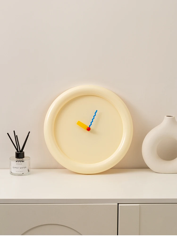 Horloge murale design Bauhaus au design minimaliste Horloge murale design Bauhaus au design minimaliste