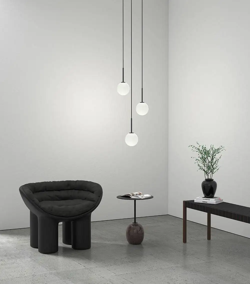 Suspension Ballon base en métal avec abat-jour en verre opal au design contemporain par Herstal Suspension Ballon base en métal avec abat-jour en verre opal au design contemporain par Herstal