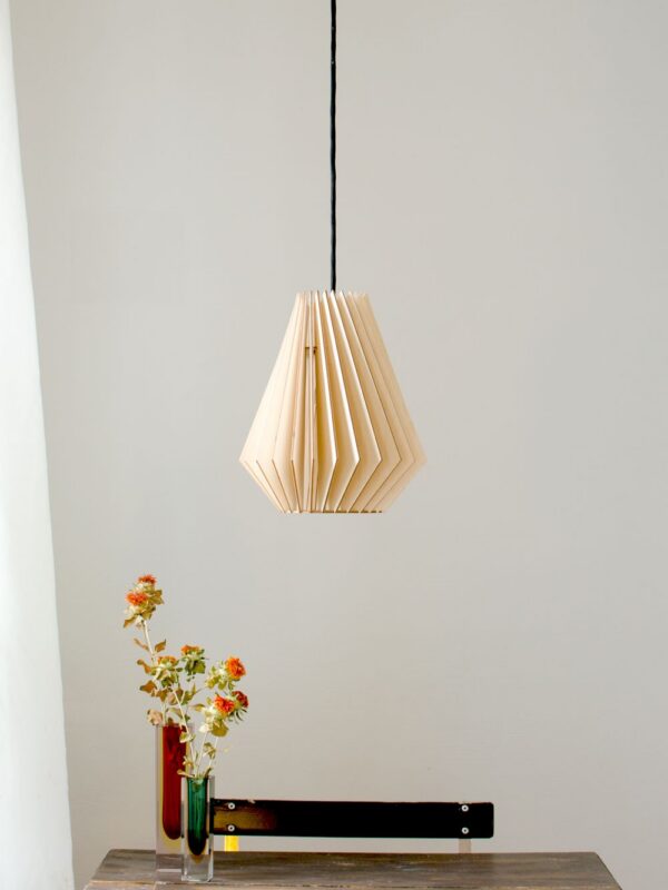 Suspension HEKTOR L Ø30,5cm découpée au laser en bouleau naturel par IUMI Design