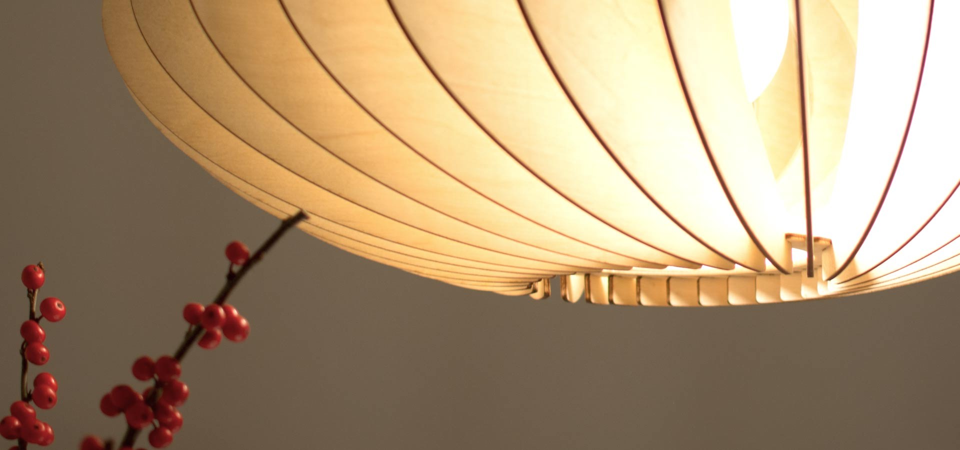 Suspension en forme de nuage NEFI Ø46cm découpée au laser en bouleau naturel par IUMI Design Suspension en forme de nuage NEFI Ø46cm découpée au laser en bouleau naturel par IUMI Design