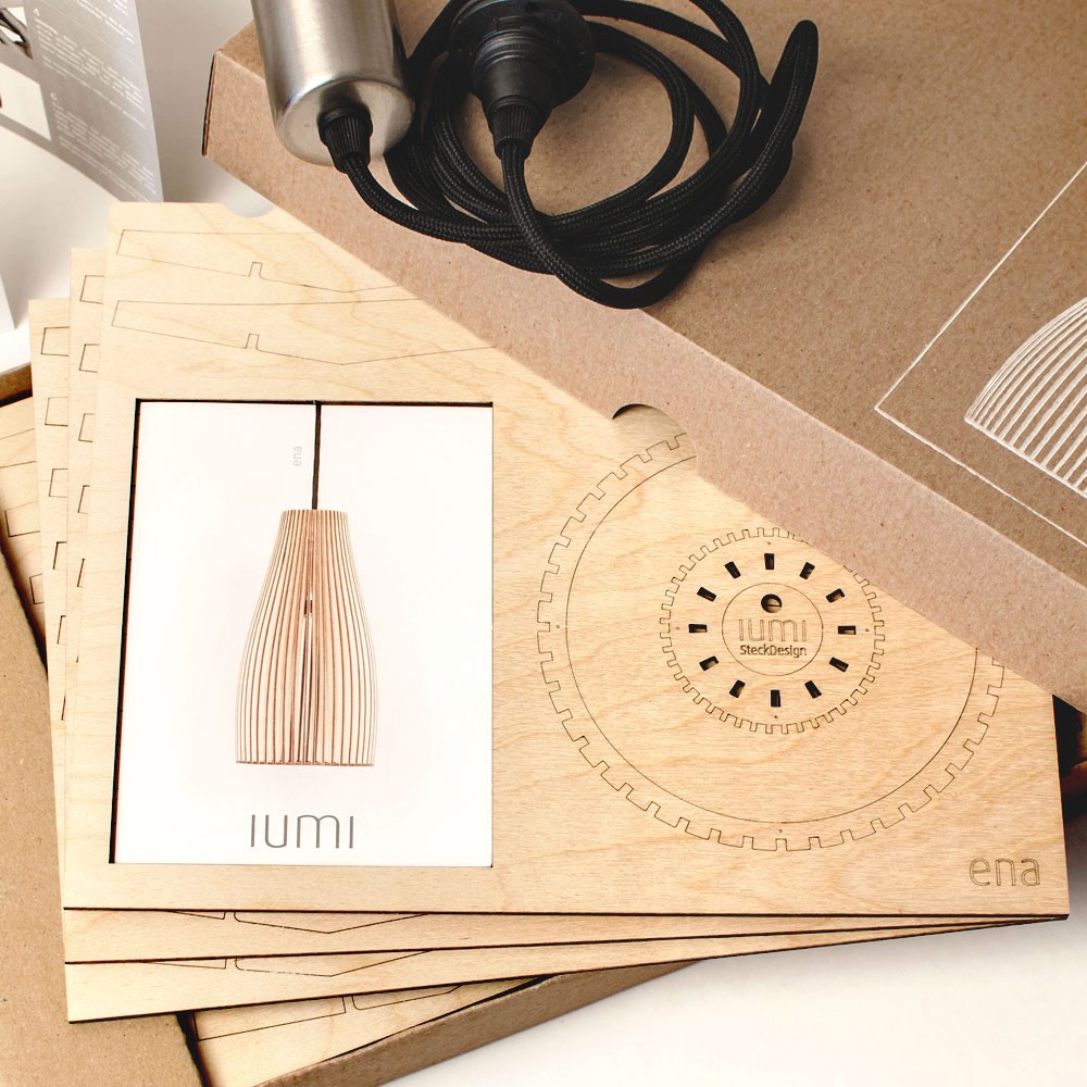 Suspension ENA L Ø19 cm en bouleau naturel découpée au laser par IUMI Design Suspension en bouleau naturel ENA L Ø19 cm découpée au laser par IUMI Design