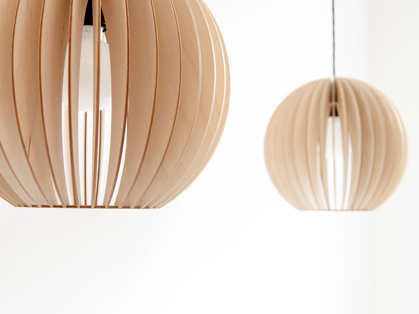 Suspension AION XL Ø48,5cm en bouleau naturel découpée au laser au design scandinave par IUMI Design