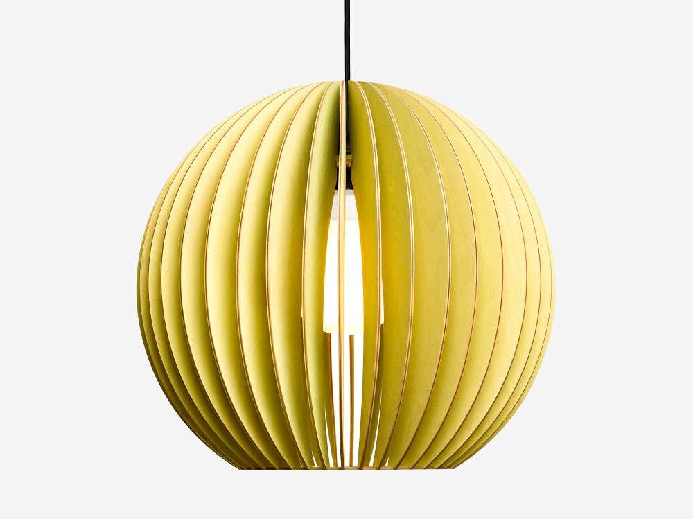 Suspension AION L Ø38cm en bouleau naturel découpée au laser au design scandinave par IUMI Design