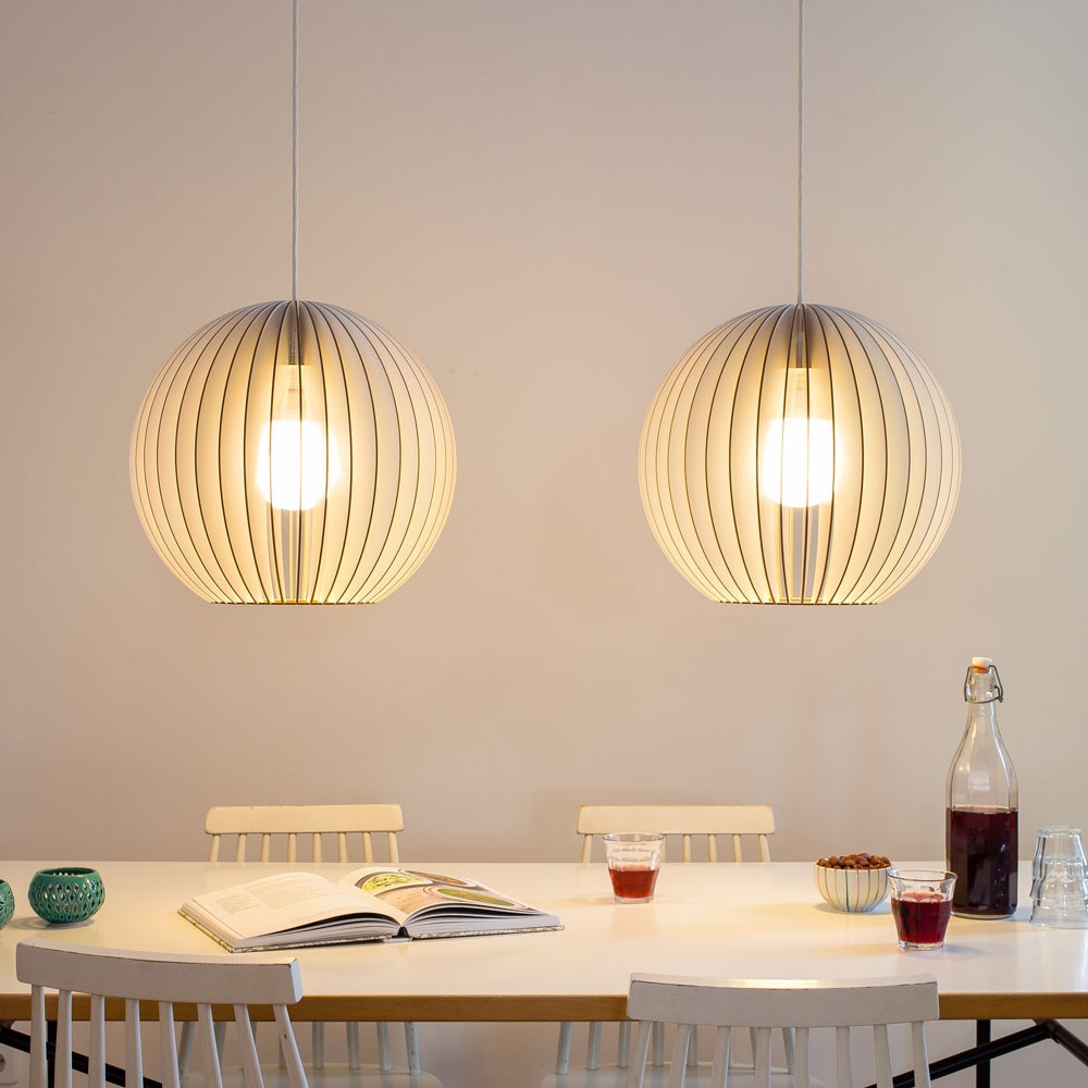 Suspension AION L Ø38cm en bouleau naturel découpée au laser au design scandinave par IUMI Design