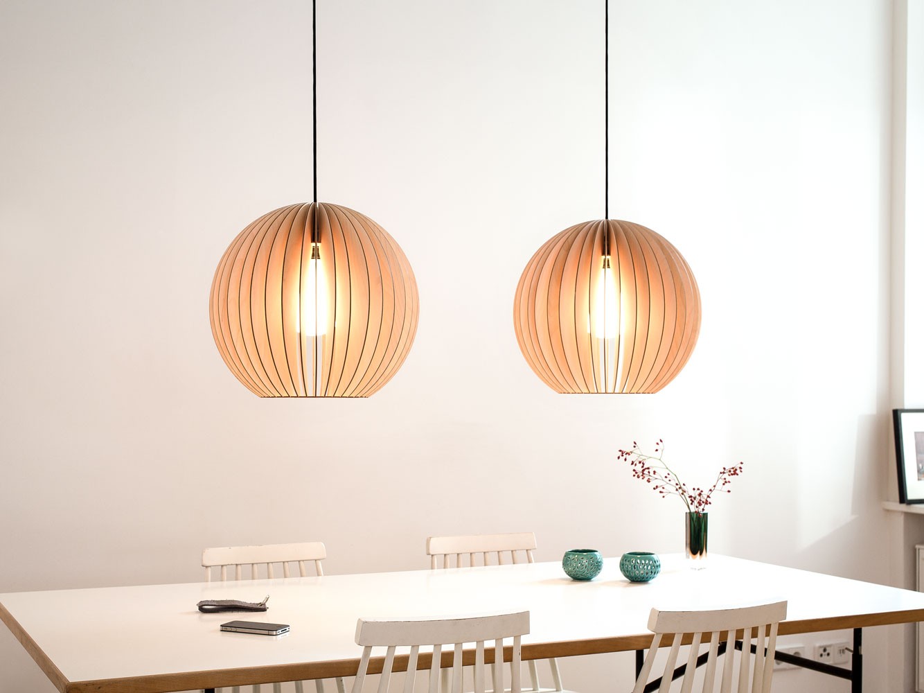 Suspension AION L Ø38cm en bouleau naturel découpée au laser au design scandinave par IUMI Design