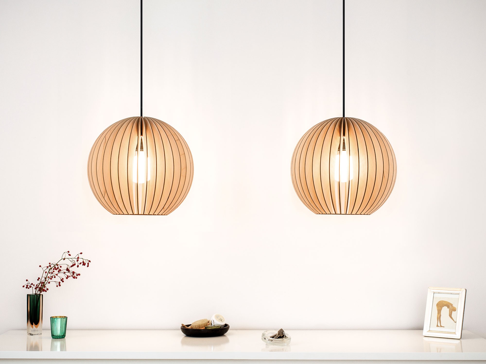 Suspension AION Ø30cm en bouleau naturel découpée au laser au design scandinave par IUMI Design Suspension AION Ø30cm en bouleau naturel découpée au laser au design scandinave par IUMI Design