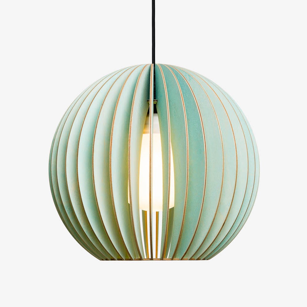 Suspension AION Ø30cm en bouleau naturel découpée au laser au design scandinave par IUMI Design Suspension AION Ø30cm en bouleau naturel découpée au laser au design scandinave par IUMI Design