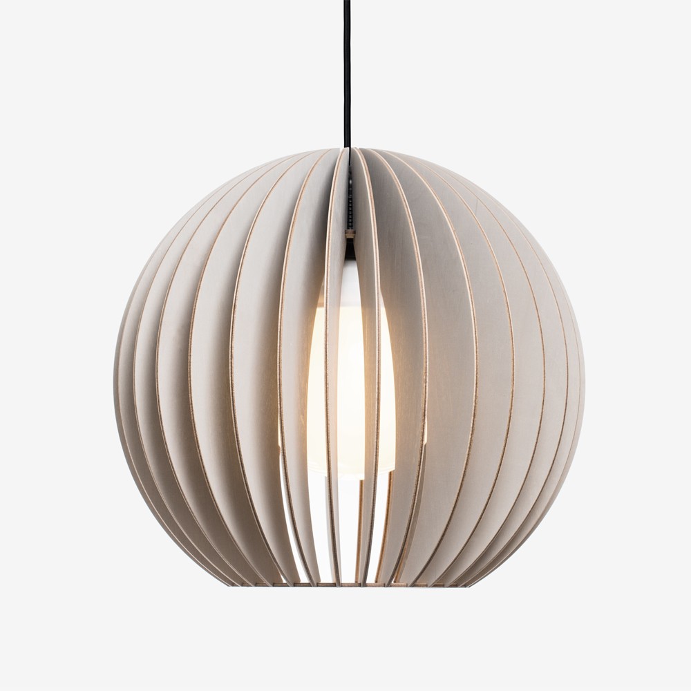 Suspension AION Ø30cm en bouleau naturel découpée au laser au design scandinave par IUMI Design Suspension AION Ø30cm en bouleau naturel découpée au laser au design scandinave par IUMI Design
