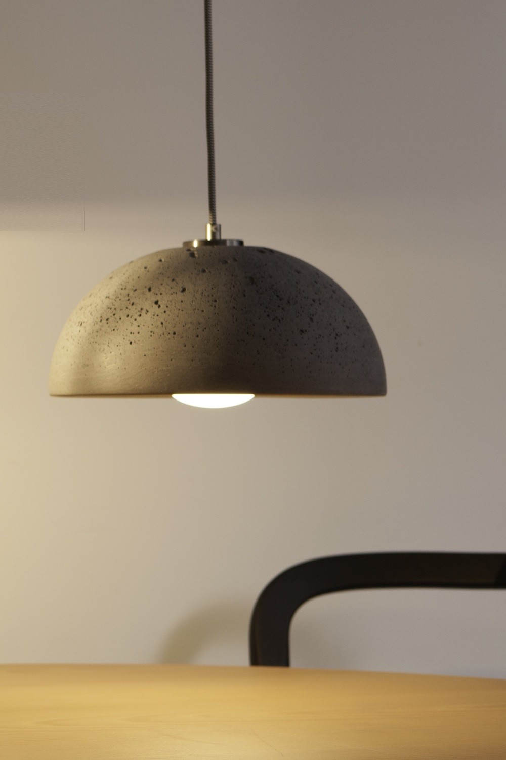 Suspension en béton Globus 280 au design industriel par Urbi et Orbi Suspension en béton Globus 280 au design industriel par Urbi et Orbi