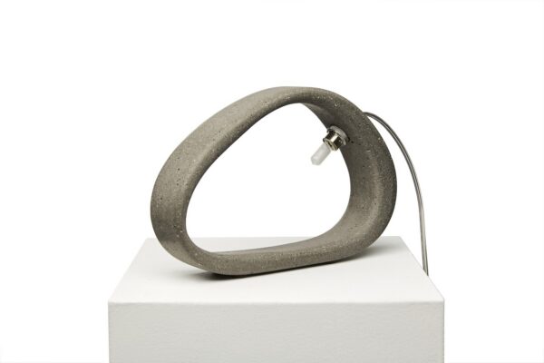 Lampe béton : luminaires en béton brut ou poli Lampe à poser en béton Aretha T au design industriel par Urbi et Orbi