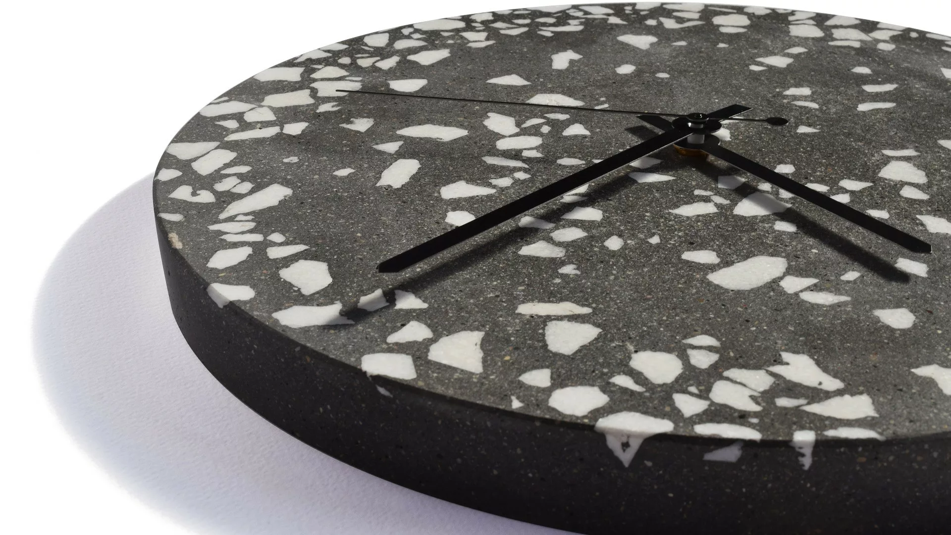 Horloge design Tempus 32 Terrazzo en béton par Urbi et Orbi
